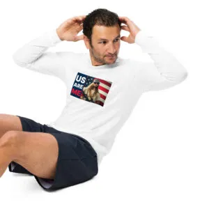T-shirt à manches longues US Are Me de la collection USA de Beauf Mode, vue de trois quarts en train de faire des exercices abdominaux